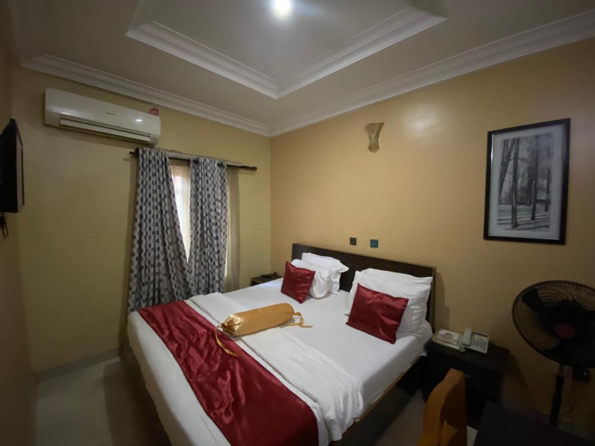 Nue-Crest Hotels & Suites Ενούγκου Εξωτερικό φωτογραφία