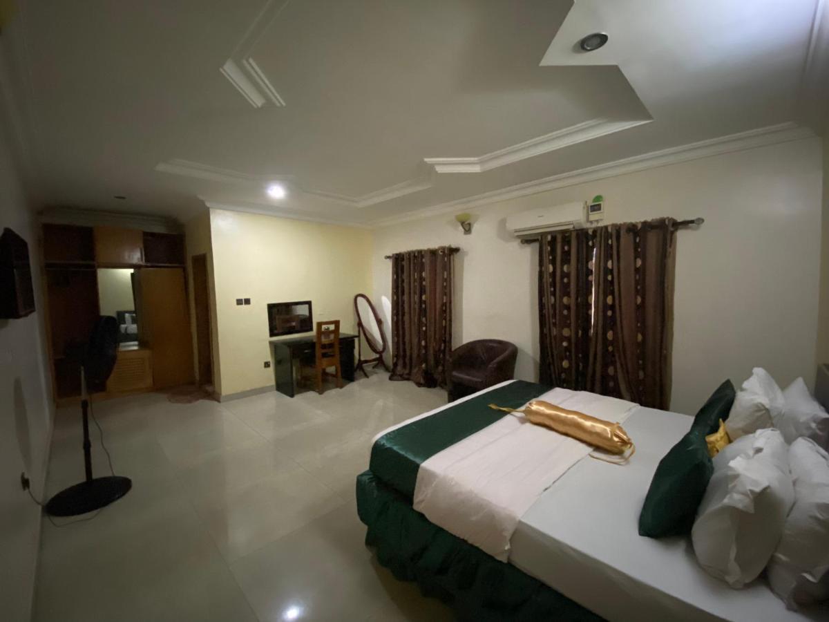 Nue-Crest Hotels & Suites Ενούγκου Εξωτερικό φωτογραφία
