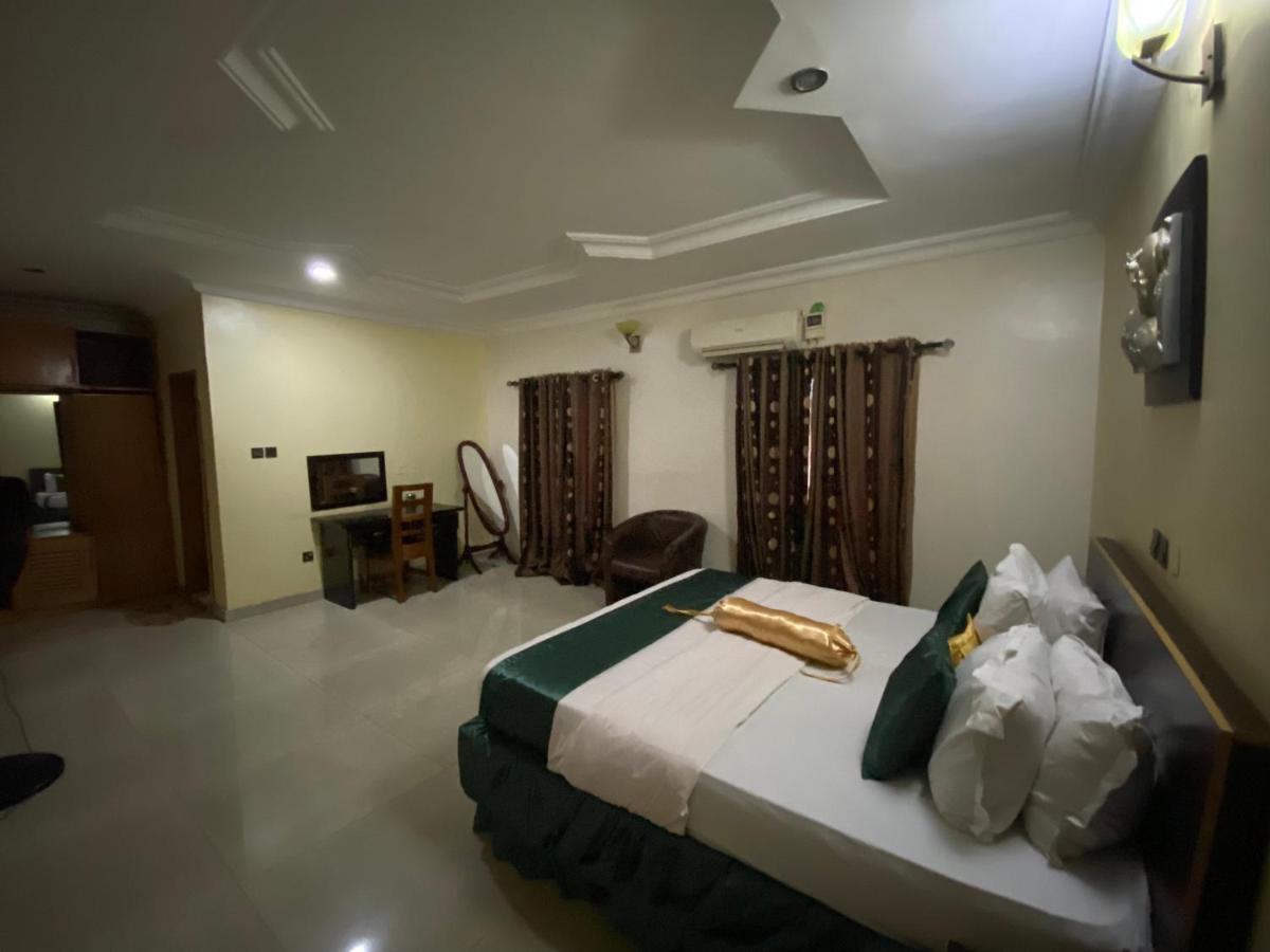 Nue-Crest Hotels & Suites Ενούγκου Εξωτερικό φωτογραφία